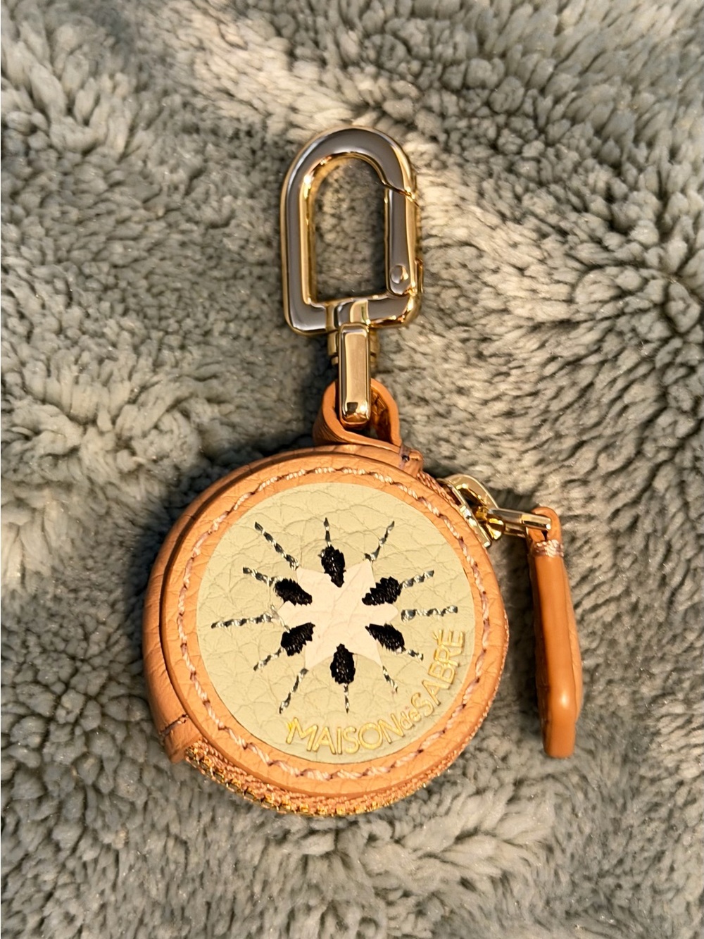 MAISON de SABRÉ The SABRÉMOJI Fruit Charm Kiwifruit Leather AirTag Holder